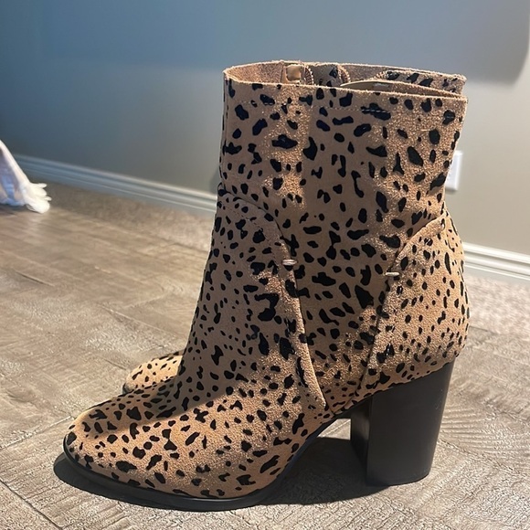 GIBSON LATIMER Lessonii Cow Leather Leopard Print Bootie 8 - Picture 3 of 11